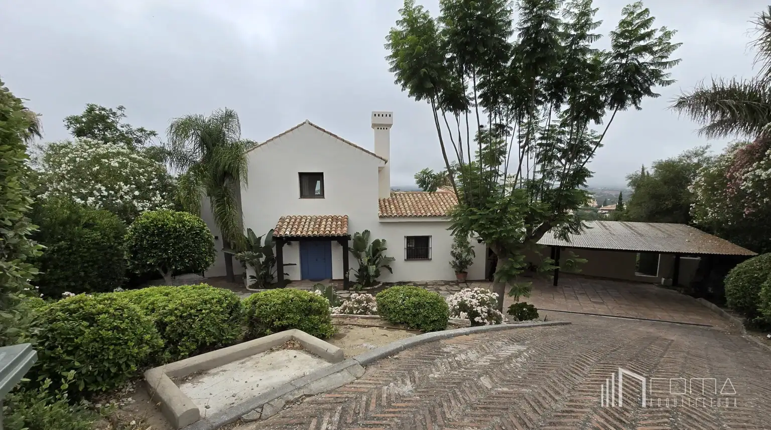 Home 3 Traditional andalusian villa front entrance and driveway in sotogrande before renovation by roma arquitectura.